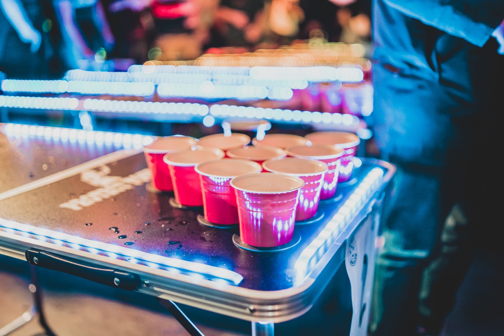 Unbekannt Mini Beer Pong Trinkspiel mit Spielfeld und 12 Bechern Mini Beerpong Partyspiel Saufspiel Mini Bier Pong