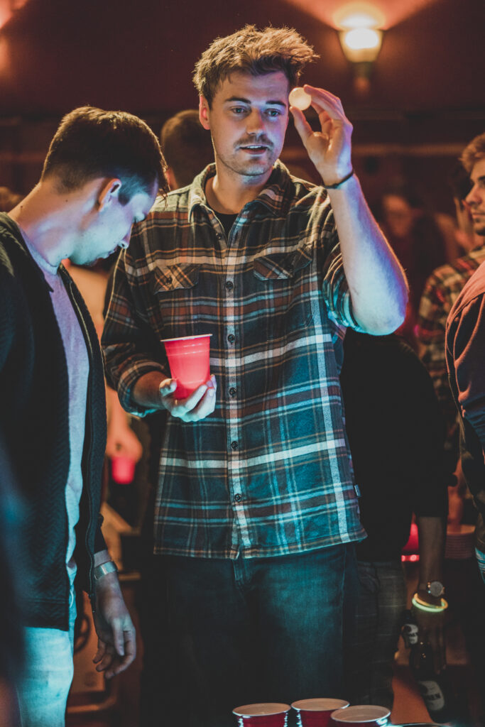 5 Außergewöhnliche Trick Shots 1 Beer Pong Trick Shots