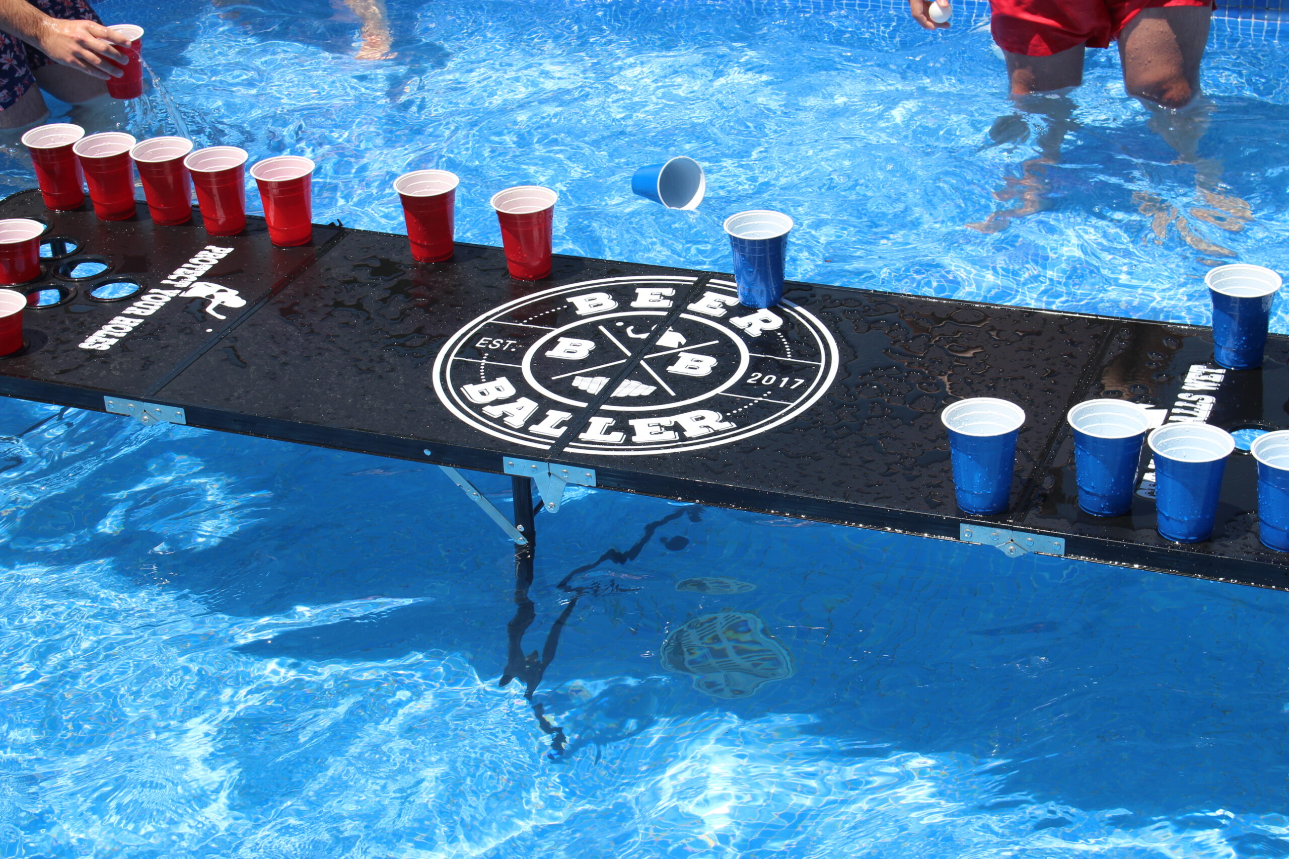 Bier Pong Tisch mit Löchern - für Outdooraktivitäten
