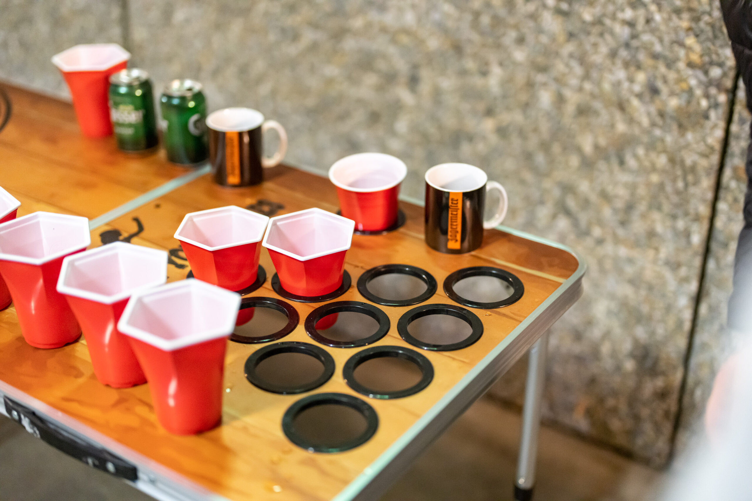 Backspin Beer Pong Tisch Set Wood, Aluminiumtisch mit Tragegriffen, Eisfach für Kaltgetränke, Becherhalterung, Ballhalter inkl. 6 Beer Pong  Bälle, spritzwassergeschützte Spieloberfläche