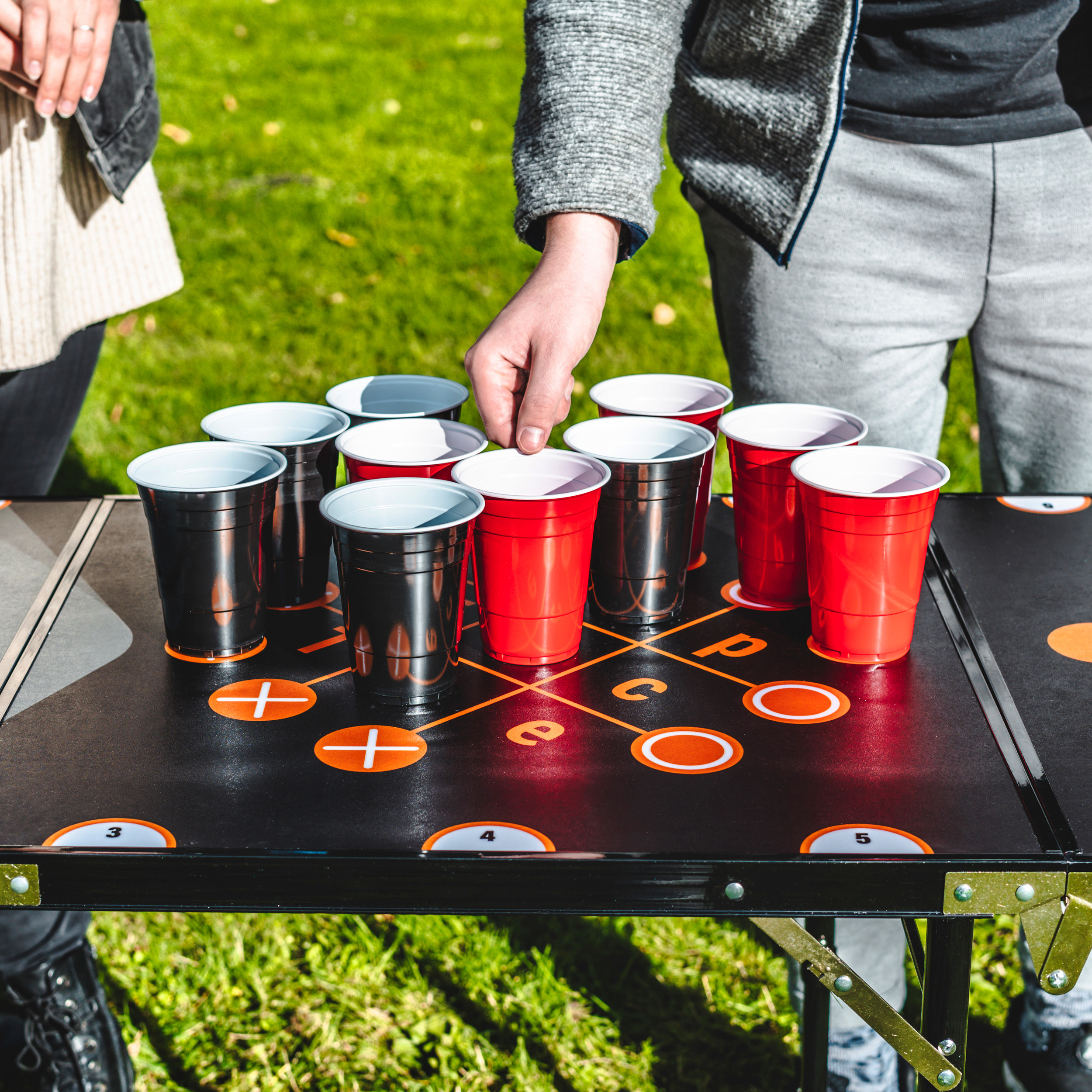 Bier-Pong Tisch inkl. 3 Spielbällen & 22 Plastikbechern (Länge