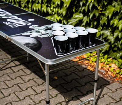 Offizieller Beer Pong Tisch - mit LED Beleuchtung inkl. 120 Becher + 6 –  Biermode